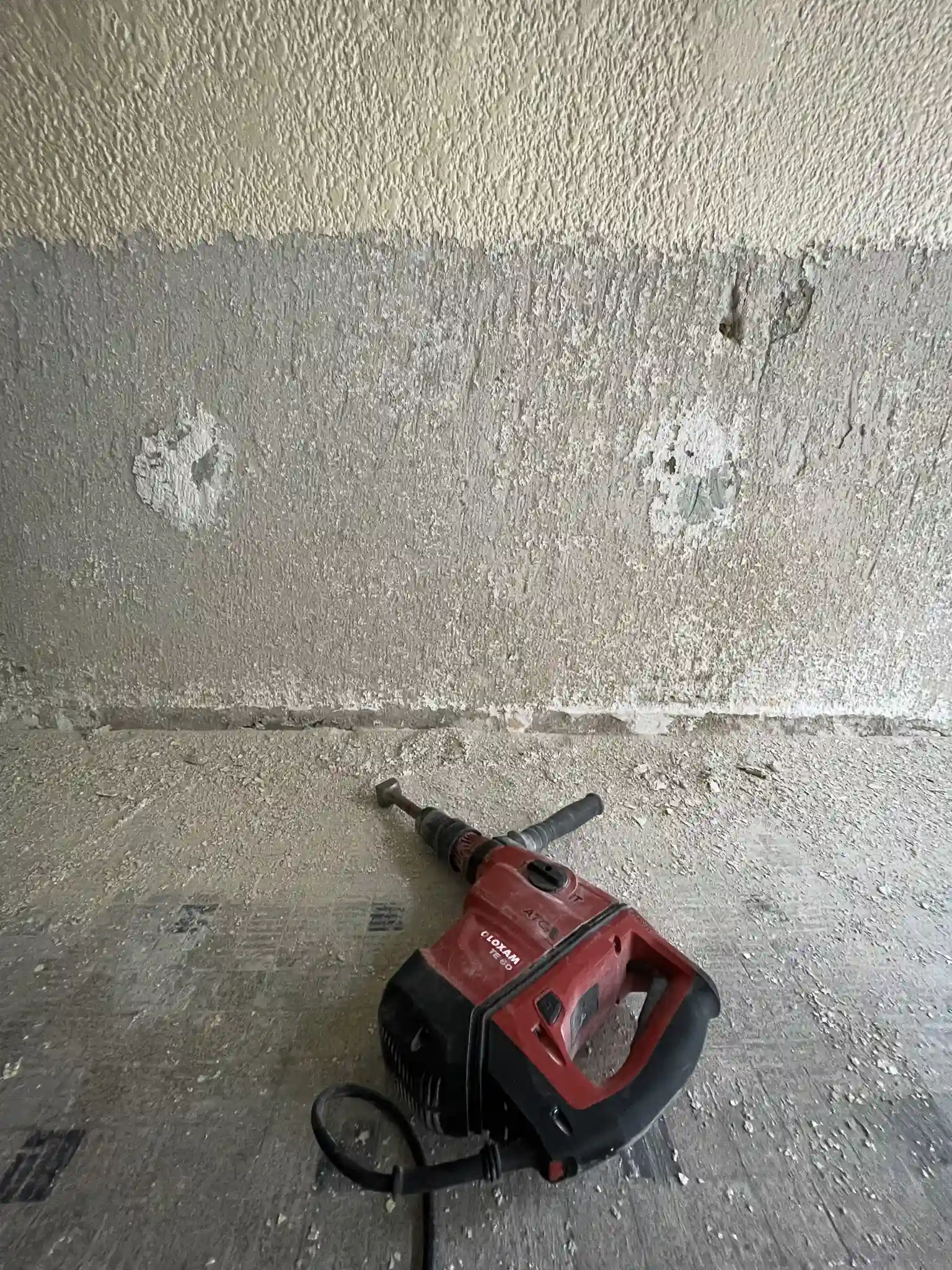 bouchardage de l'enduit ciment existant